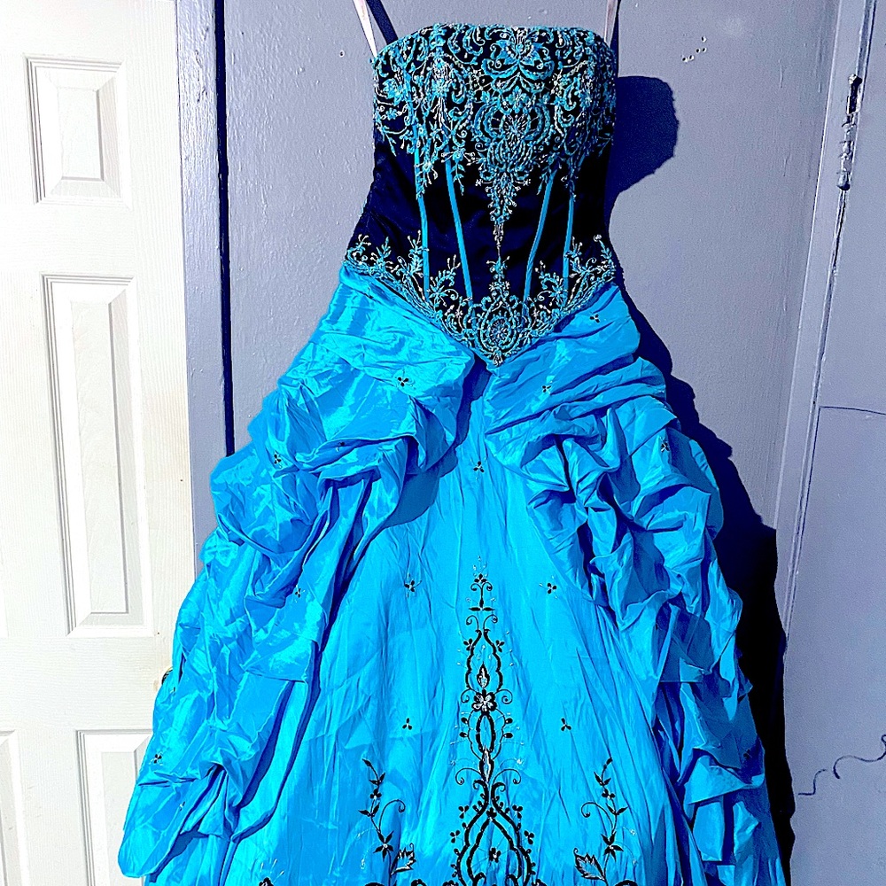 Baby Blue & Black Embroidered 2 piece prom gown With PURSE